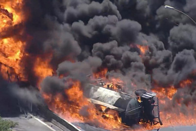 Caminhão tanque pega fogo e interdita a Via Dutra