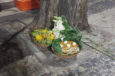 Membros da Unidos da Tijuca deixam agrado para Logun-Edé na concentração antes de desfile na Sapucaí