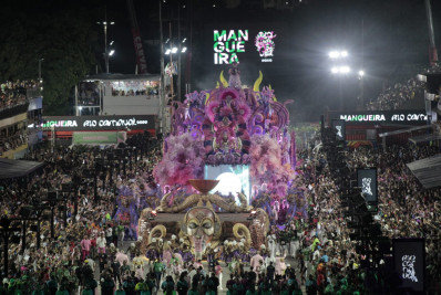 Novidade do Carnaval, roda de samba no final do desfile causa polêmica na Sapucaí