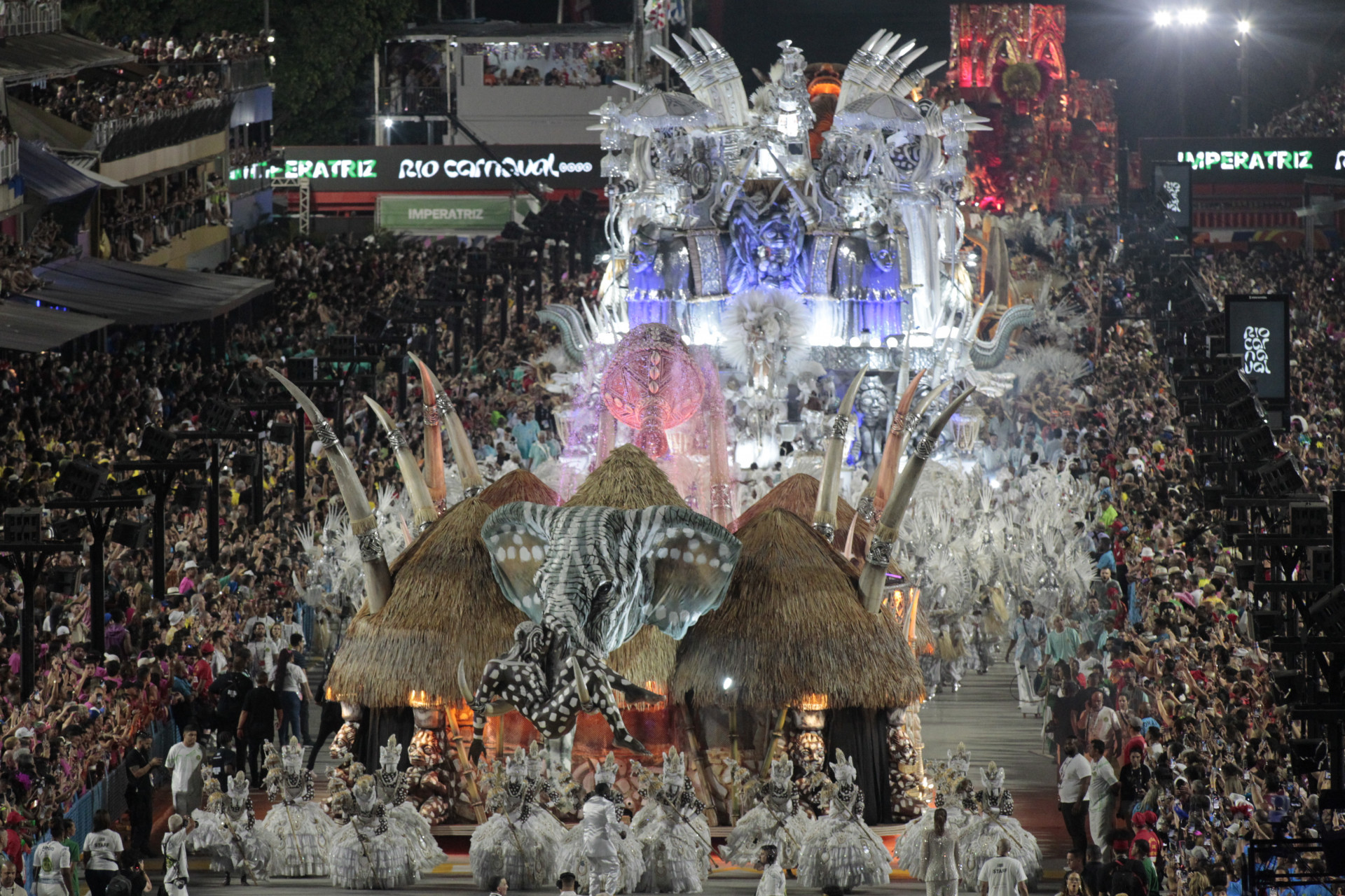 Imperatriz desfilou no domingo de Carnaval com enredo afro desenvolvido por Leandro Vieira - Reginaldo Pimenta