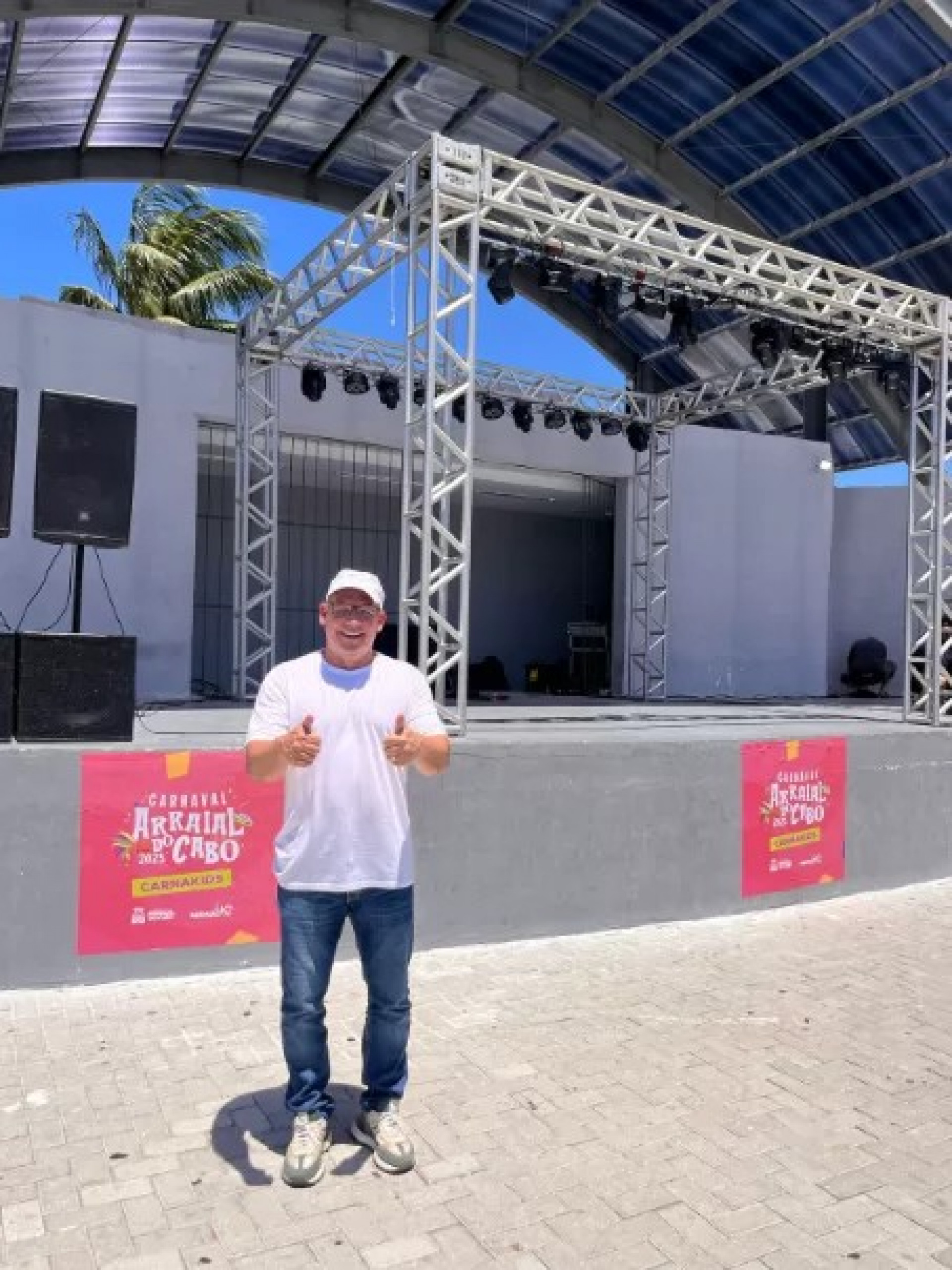 Prefeito Marcelo Magno (PL) conferindo a montagem do CarnaKids