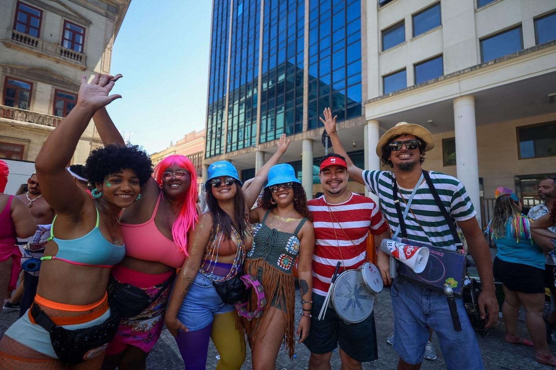 José Paulo Ferreira (D), caracterizado como locutor, ao lado de amigos no Dinossauros Nacionais - Renan Areias/ Agência O Dia