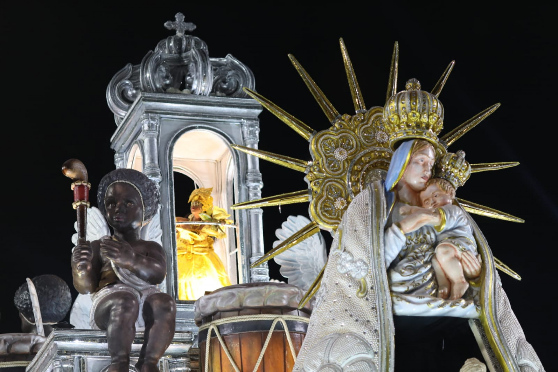 Mangueira foi a quarta escola a passar pela Sapuca&iacute; - Pedro Teixeira/ Ag&ecirc;ncia O Dia