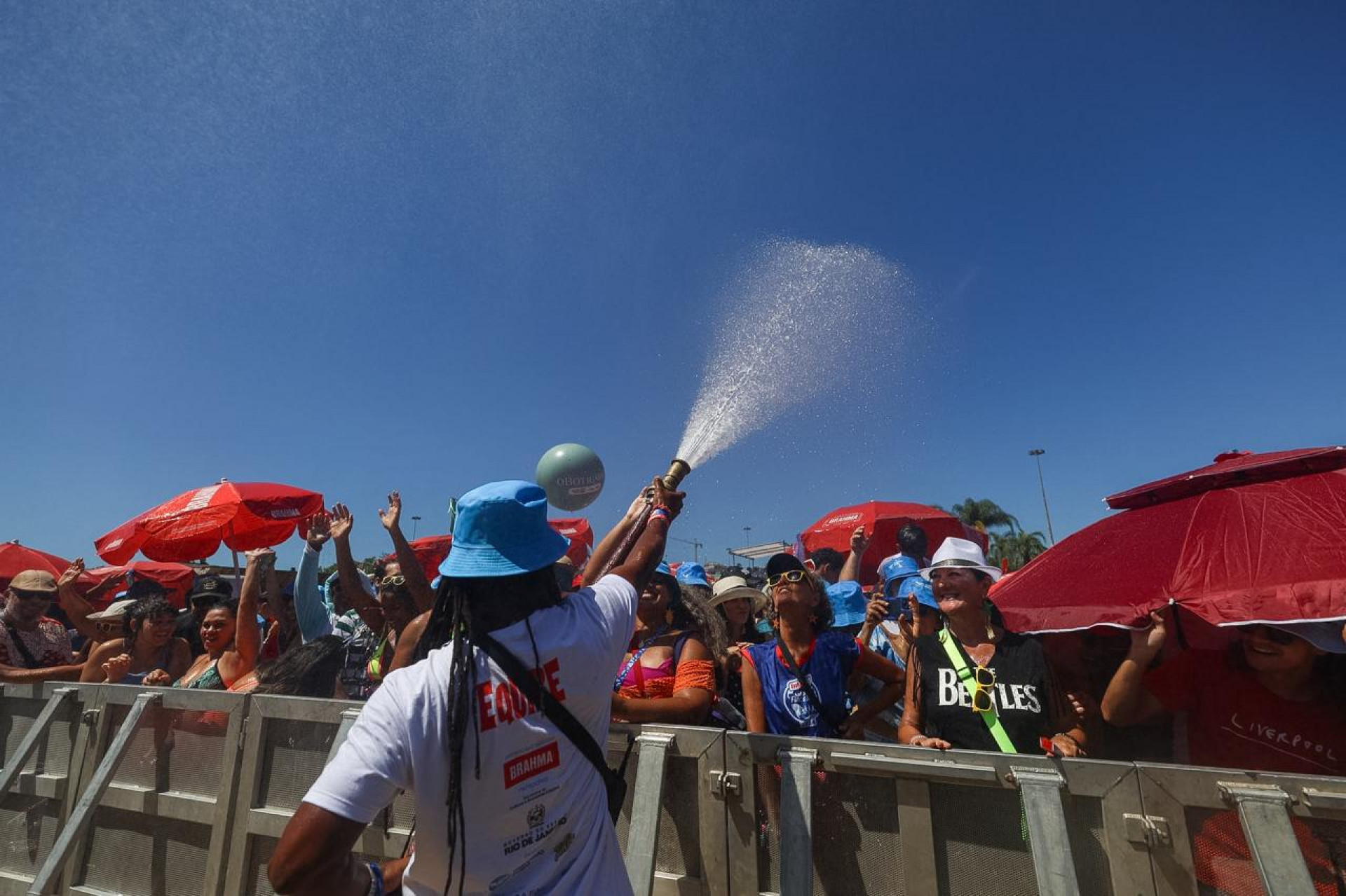 Uma &aacute;gua para refrescar porque o calor &eacute; grande - Renan Areias / Ag&ecirc;ncia O Dia