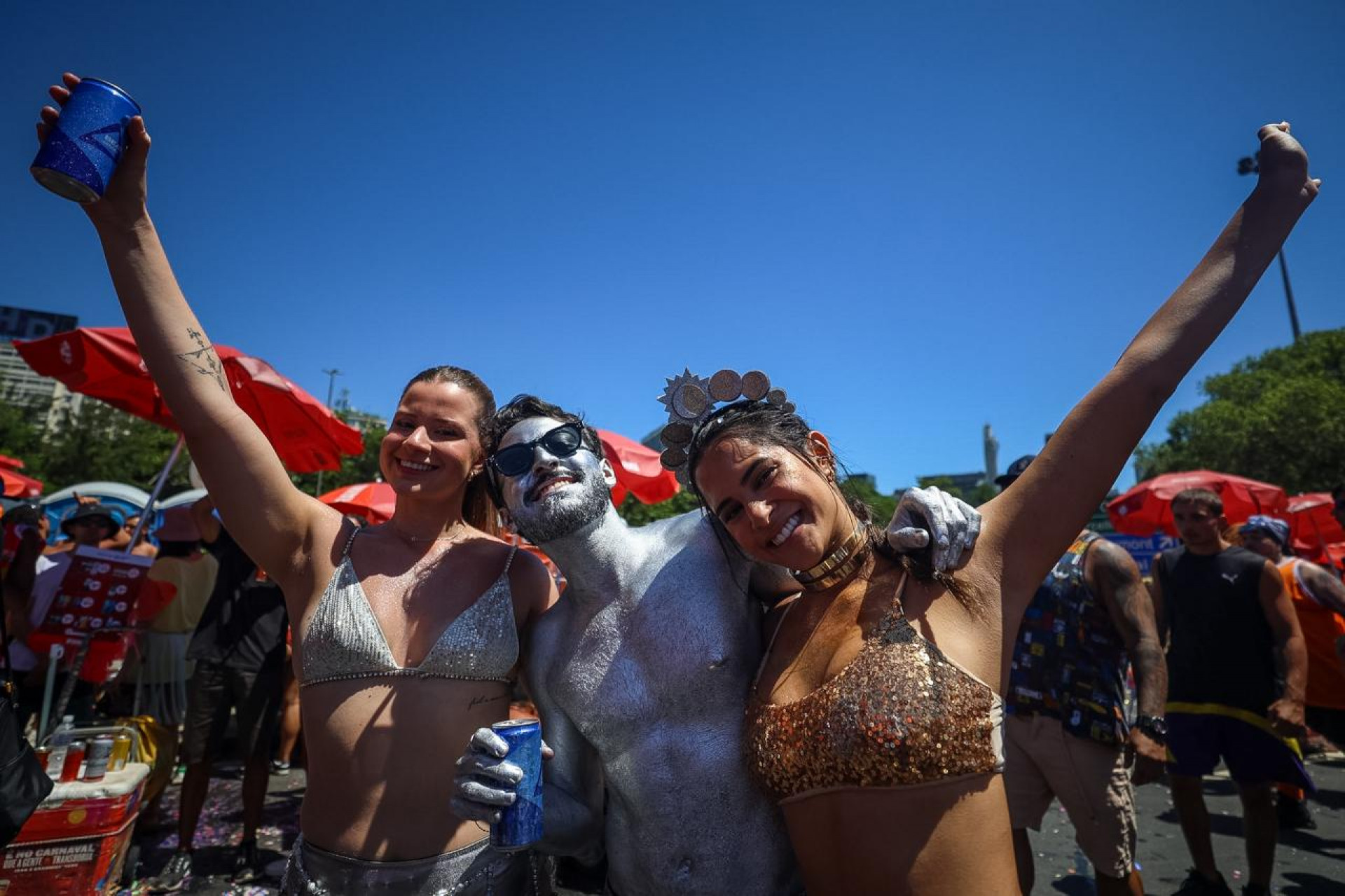 Adrian, Yana e Iara vieram de Fortaleza e curtiram muito a folia - Renan Areias / Agência O Dia