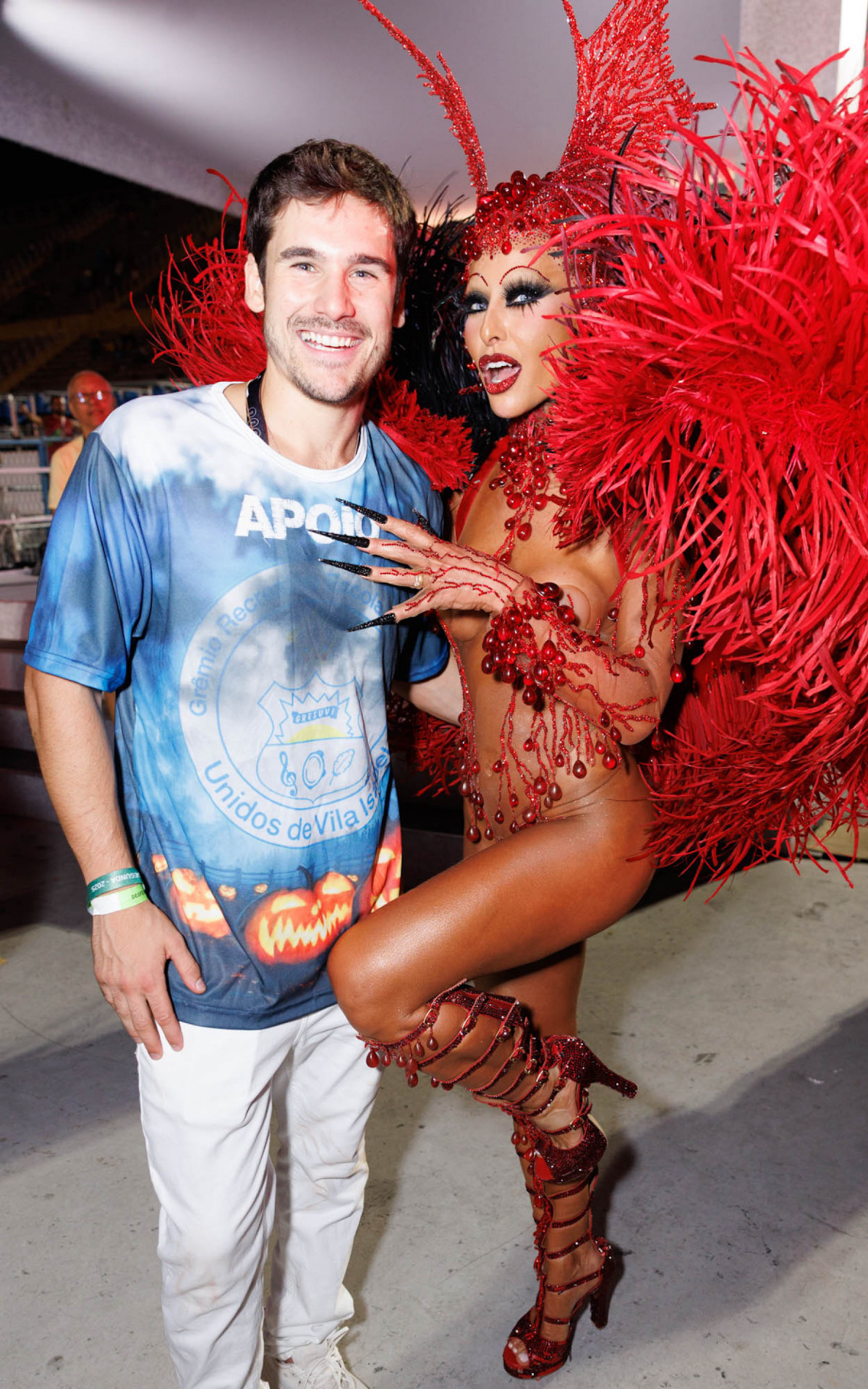 Nicolas Prattes e Sabrina Sato posam juntinhos