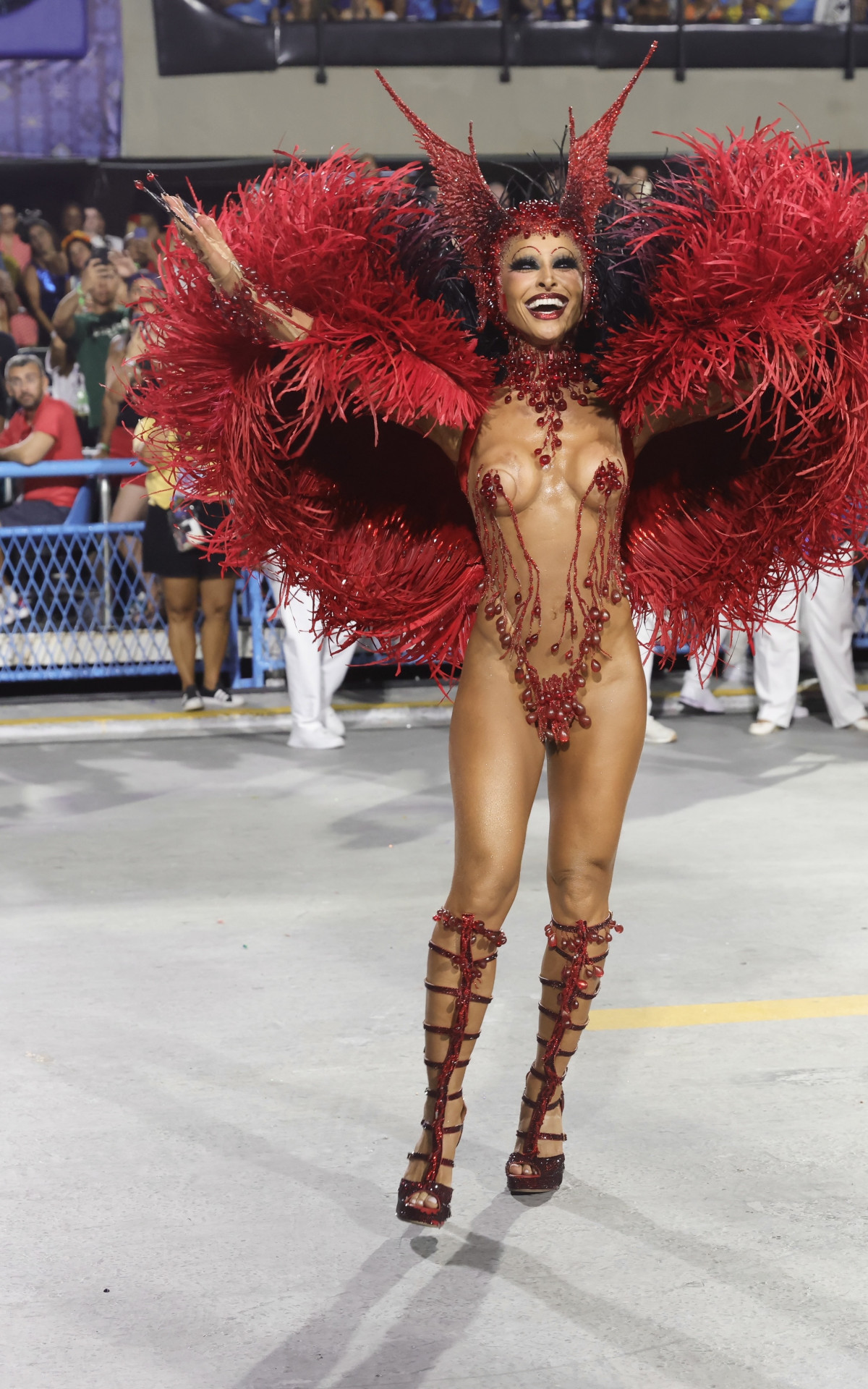 Sabrina Sato no desfile da Unidos de Vila Isabel, na madrugada desta terça-feira (4)
