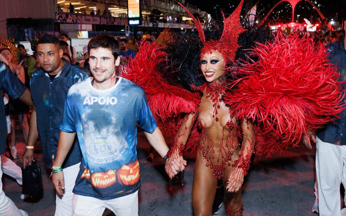 Nicolas Prattes e Sabrina Sato andam de mãos dadas após desfile na Marquês de Sapucaí