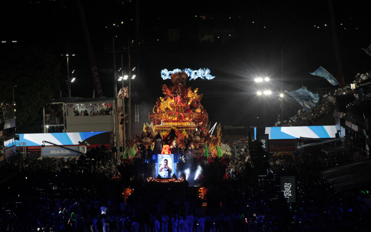 Desfile da G.R.E.S Beija-Flor de Nilópolis, na Avenida Marquês de Sapucaí, no Centro do Rio de Janeiro, nesta segunda-feira (03).