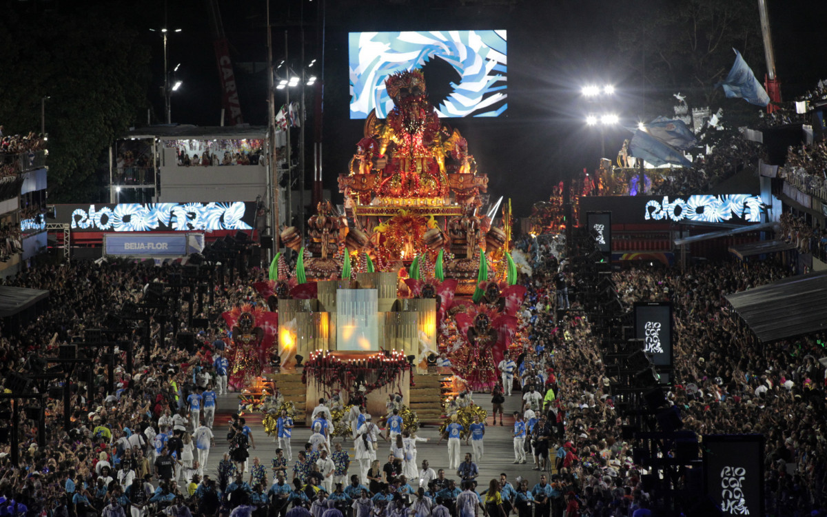 Desfile da G.R.E.S Beija-Flor de Nilópolis, na Avenida Marquês de Sapucaí, no Centro do Rio de Janeiro, nesta segunda-feira (03).