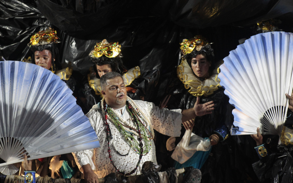 O desfile arrebatador da azul e branco, na ter&ccedil;a-feira (3), empolgou a Sapuca&iacute; - Reginaldo Pimenta / Agencia O Dia
