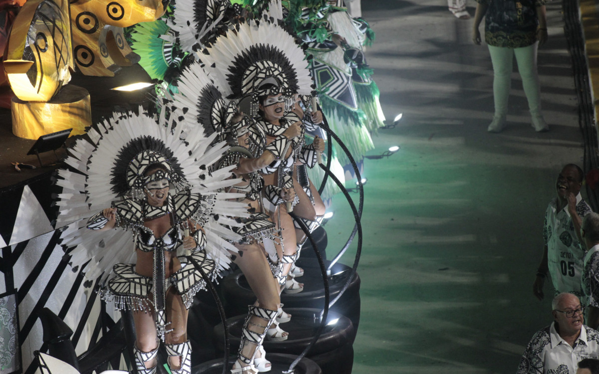Desfile da G.R.E.S Acadêmicos do Salgueiro, na Avenida Marquês de Sapucaí, no Centro do Rio de Janeiro, nesta segunda-feira (03).
