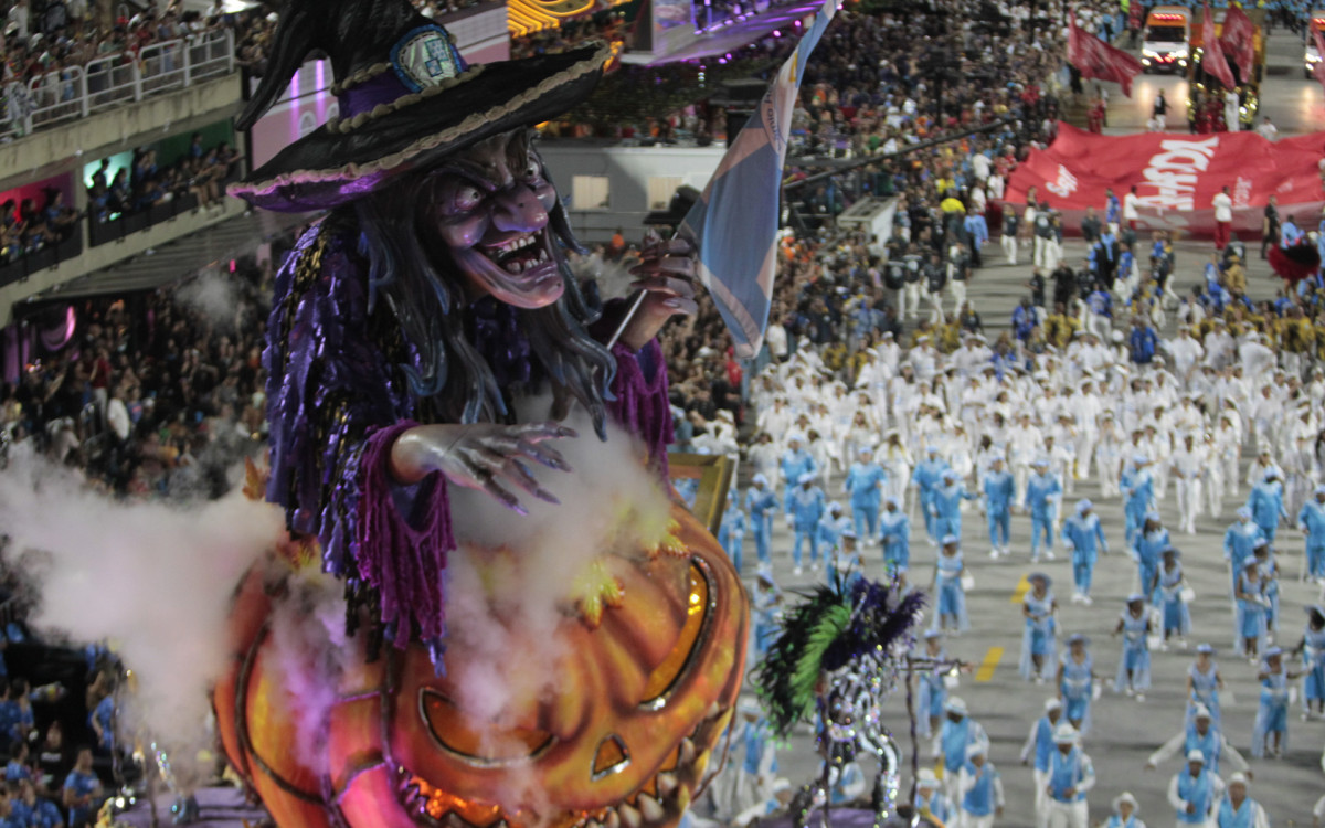 A Vila apresentou o enredo 'Quanto mais eu rezo, mais assombra&ccedil;&atilde;o aparece'  - Reginaldo Pimenta