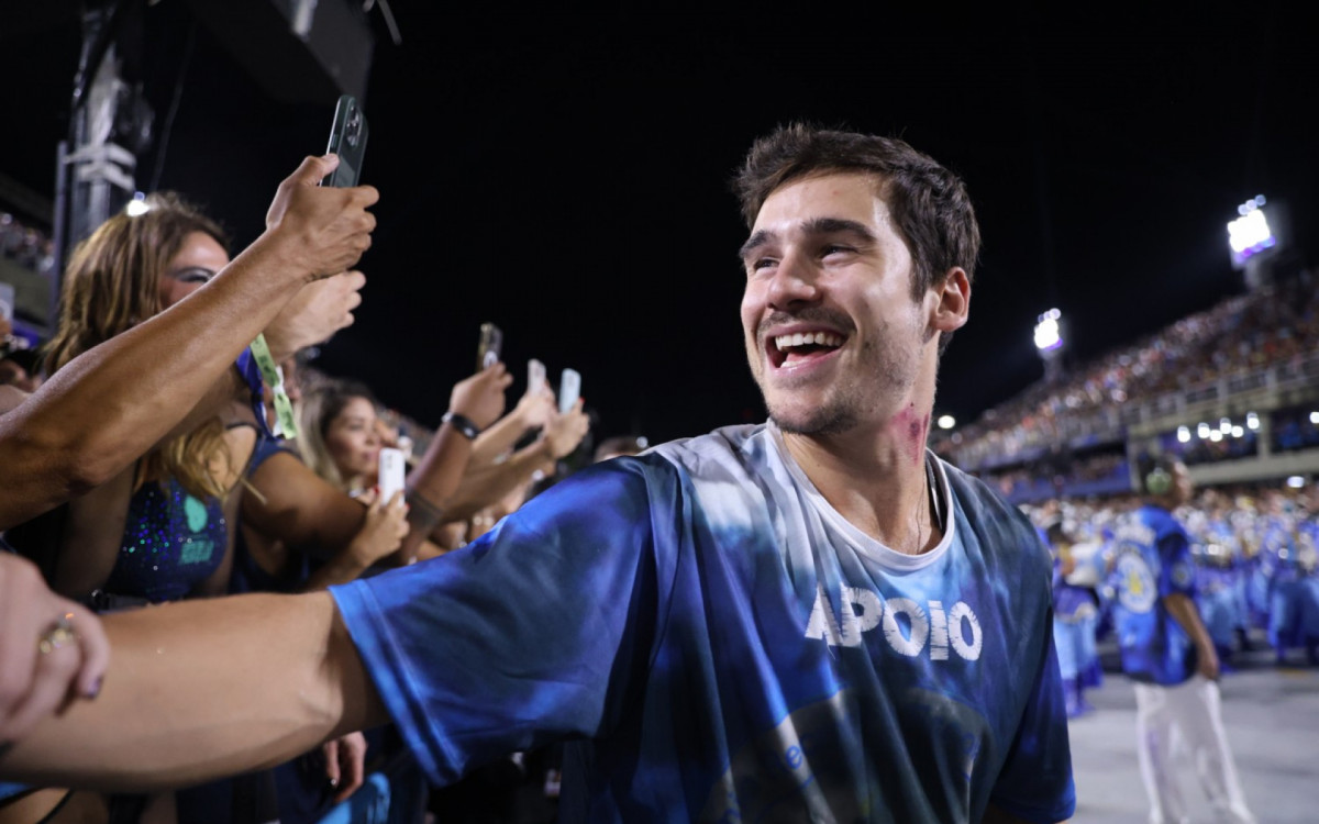 Com \'mordida de vampiro\' no pescoço, Nicolas Prattes prestigia a mulher, Sabrina Sato, no desfile da Unidos de Vila Isabel