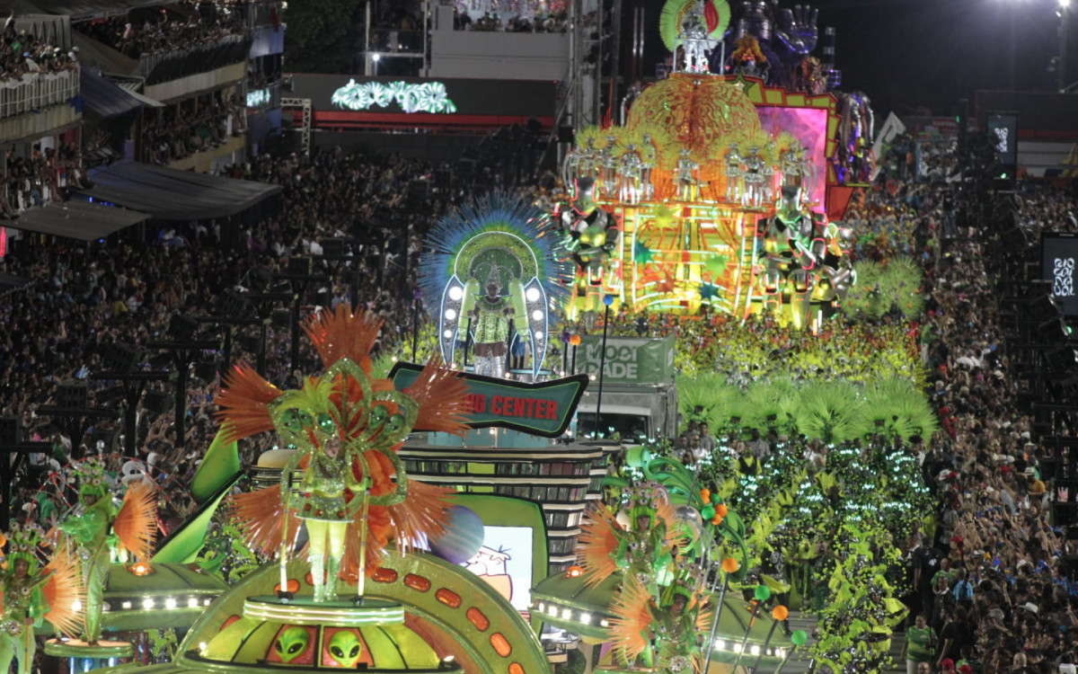 Mocidade levou o público da Sapucaí à uma viagem intergaláctica com muita tecnologia