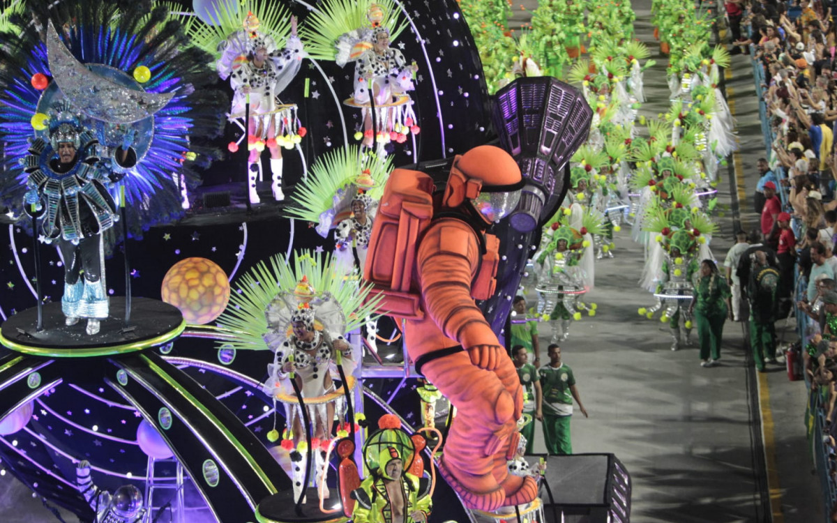 Mocidade levou o público da Sapucaí à uma viagem intergaláctica com muita tecnologia