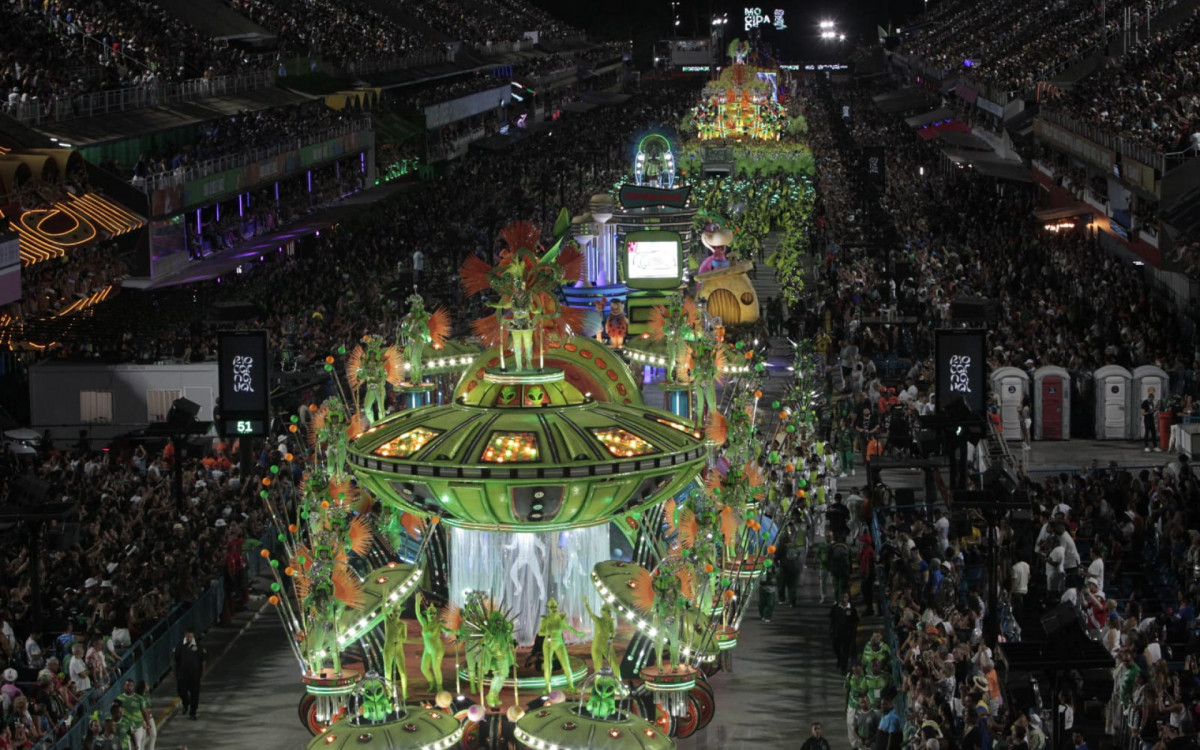 Mocidade levou o público da Sapucaí à uma viagem intergaláctica com muita tecnologia