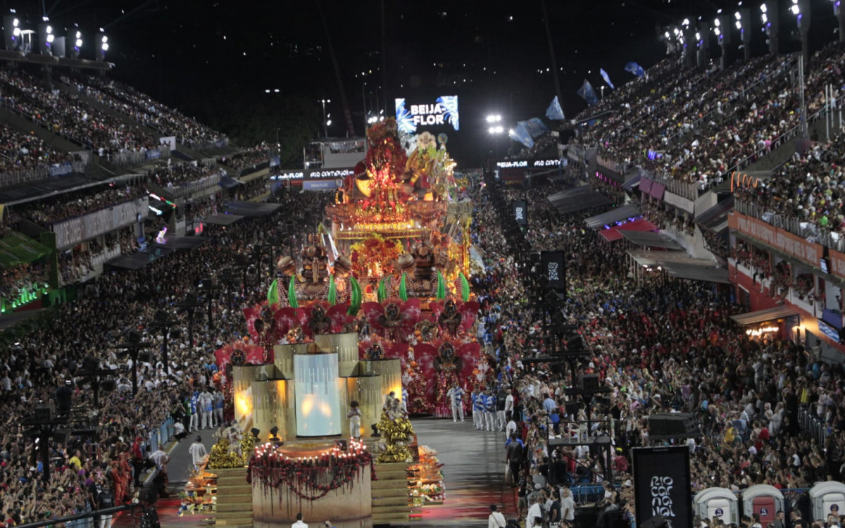 Beija-Flor fez desfile luxuoso e imponente 