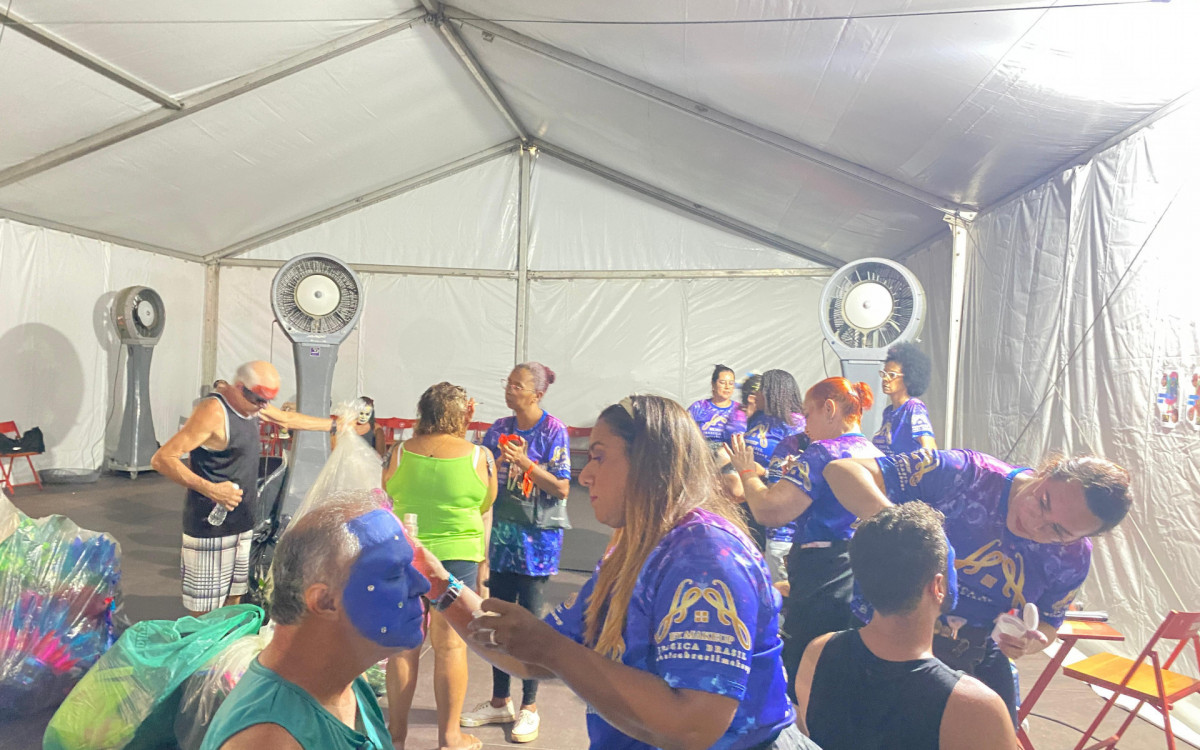 Maquiadores aproveitam novo local de trabalho - Foto: Thalita Queiroz / Agência O Dia