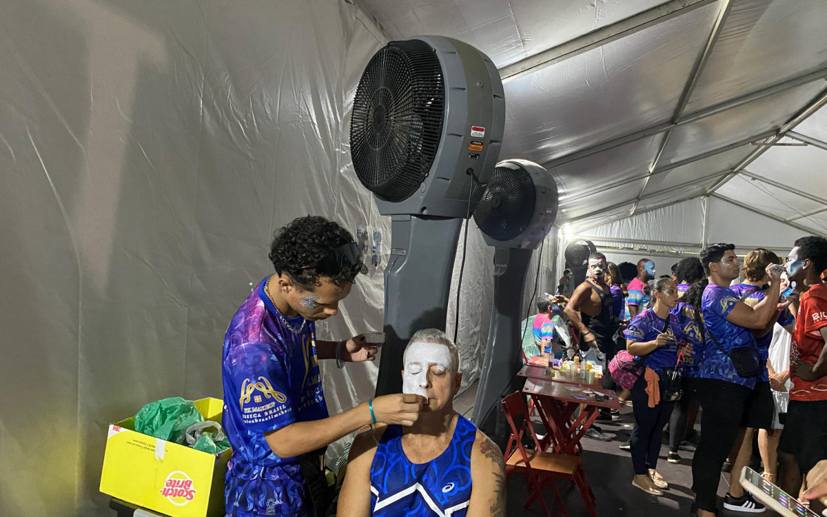Desfilantes se preparam para noite de espetáculo na Sapucaí - Foto: Thalita Queiroz / Agência O Dia