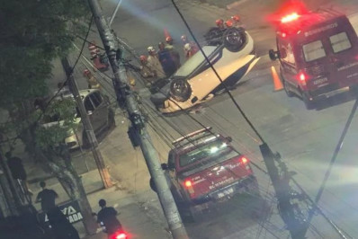 Carro capota na Avenida Brasil e assusta moradores em Rio das Ostras