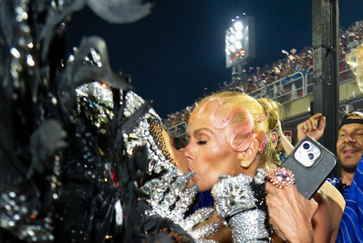 Rainha do Salgueiro, Viviane Araujo dá selinho em Adriane Galisteu