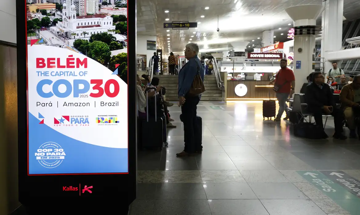 Revista britânia classifica Belém, sede da COP30, como 'esburacada, quente e pontilhada de esgoto'
