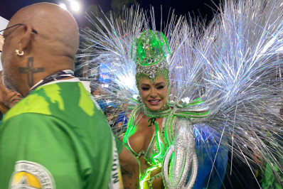 Mulher de Rogério de Andrade desfila pela Mocidade com ‘R’ em homenagem ao contraventor preso