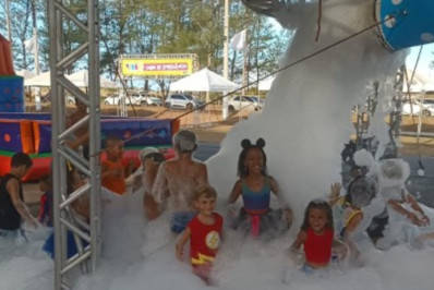 Banho de espuma é atração especial da matinê infantil em Atafona