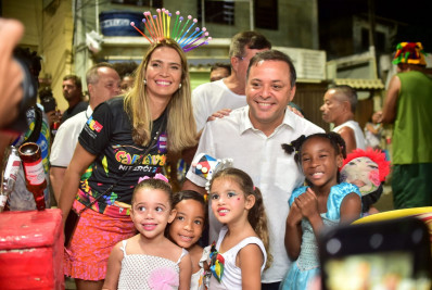 Prefeito de Niterói vai a carnavais de bairros acompanhado da Corte Momesca