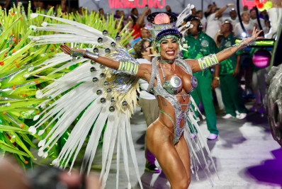 Tati Minerato estreia na Mocidade Independente com fantasia high-tech e vibe 'ciborgue'