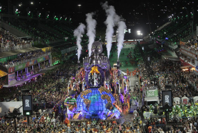 Mocidade leva a Sapucaí para uma viagem intergaláctica sem empolgar o público