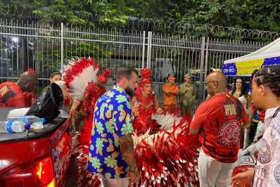 Presidente de honra da Viradouro é flagrado com porta-bandeira do Salgueiro na Sapucaí