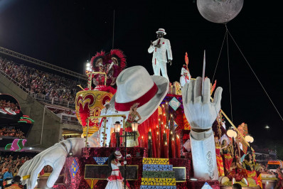Salgueiro resgata tradições e faz desfile grandioso e criativo na Sapucaí