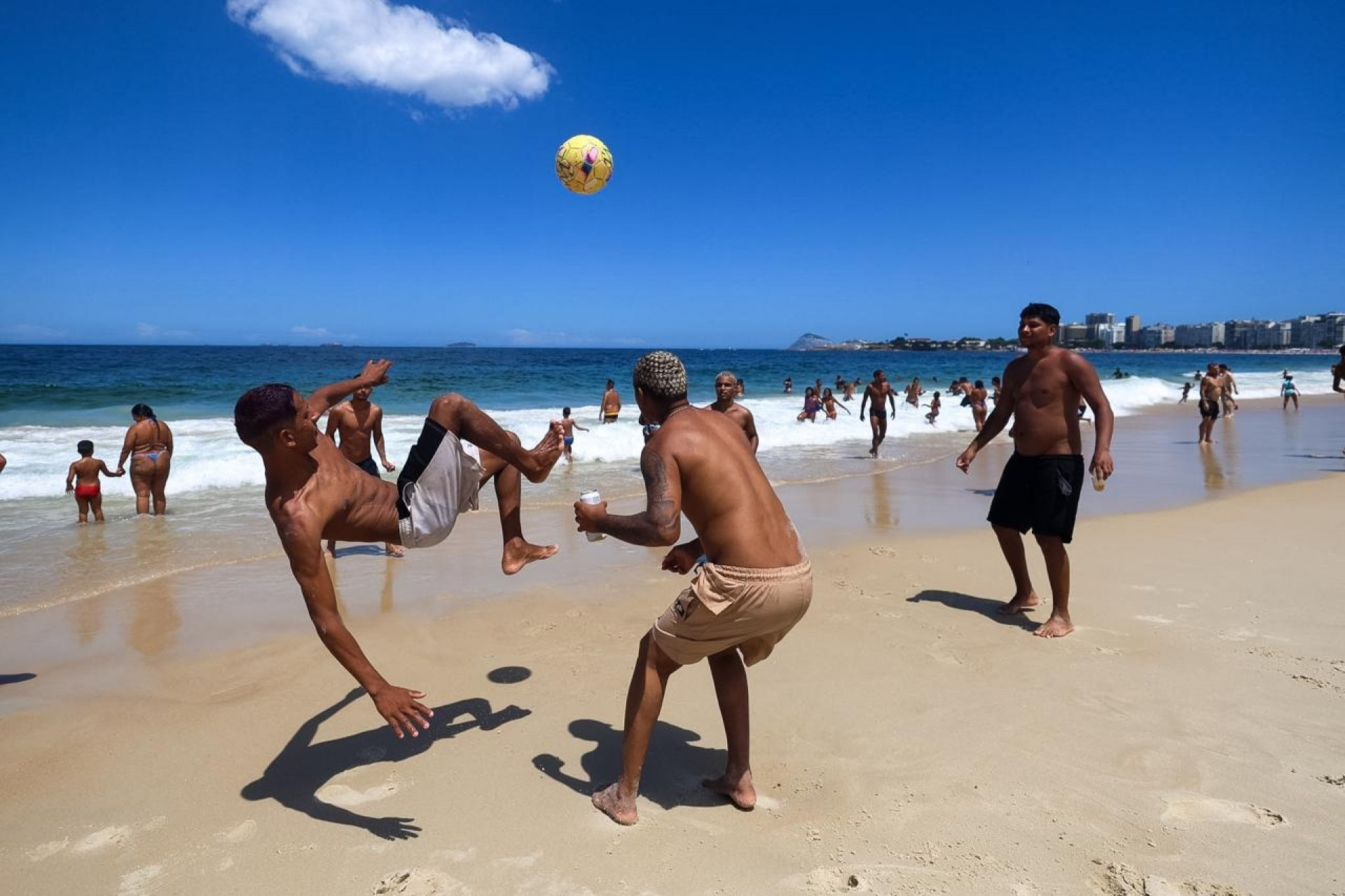Muitos cariocas e turistas optaram pela praia de Copacabana em vez dos blocos nesta ter&ccedil;a (4) de Carnaval - Renan Areias /&nbsp;Ag&ecirc;ncia&nbsp;O&nbsp;Dia