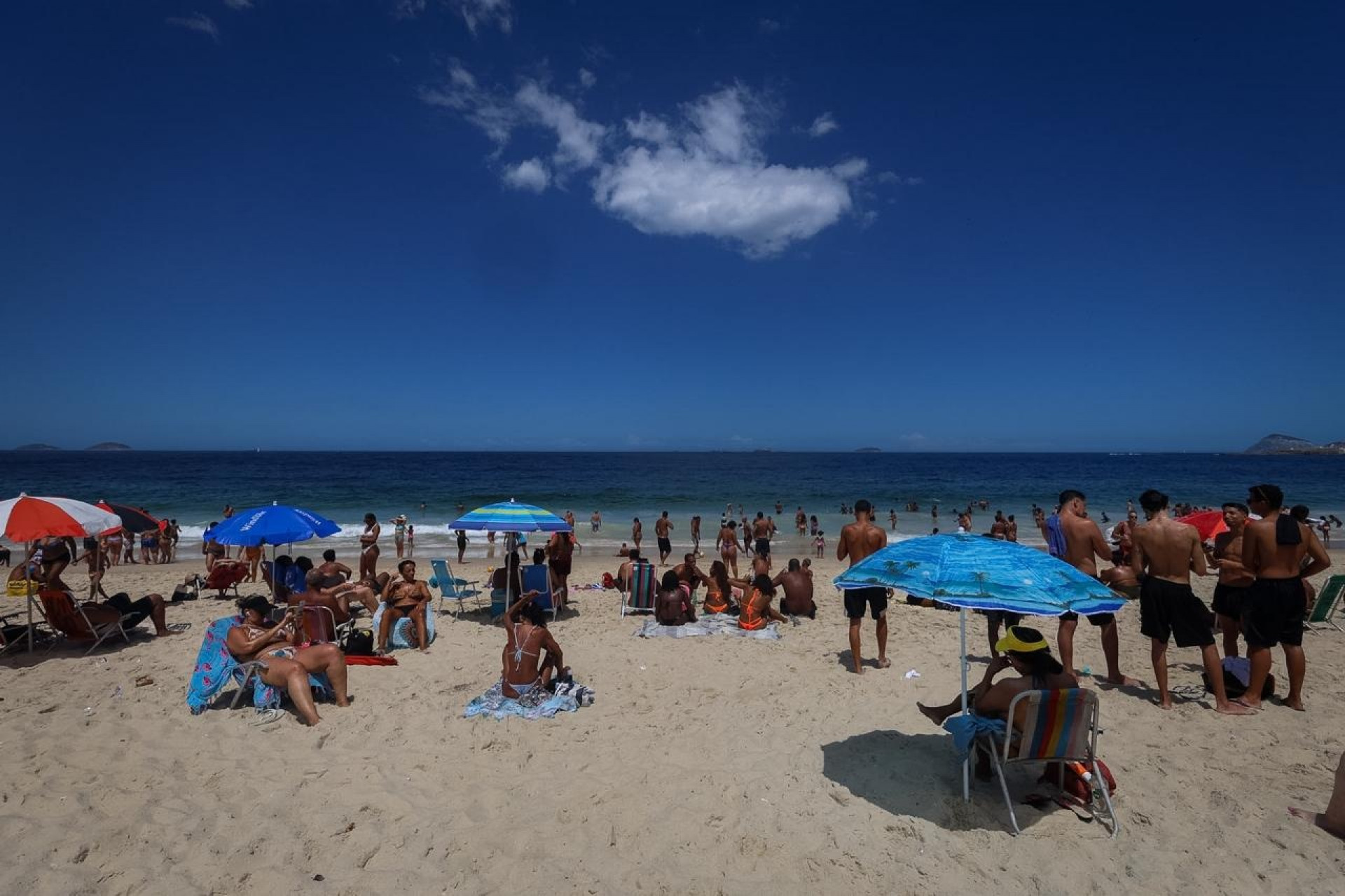 Muitos cariocas e turistas optaram pela praia de Copacabana em vez dos blocos nesta ter&ccedil;a (4) de Carnaval - Renan Areias /&nbsp;Ag&ecirc;ncia&nbsp;O&nbsp;Dia