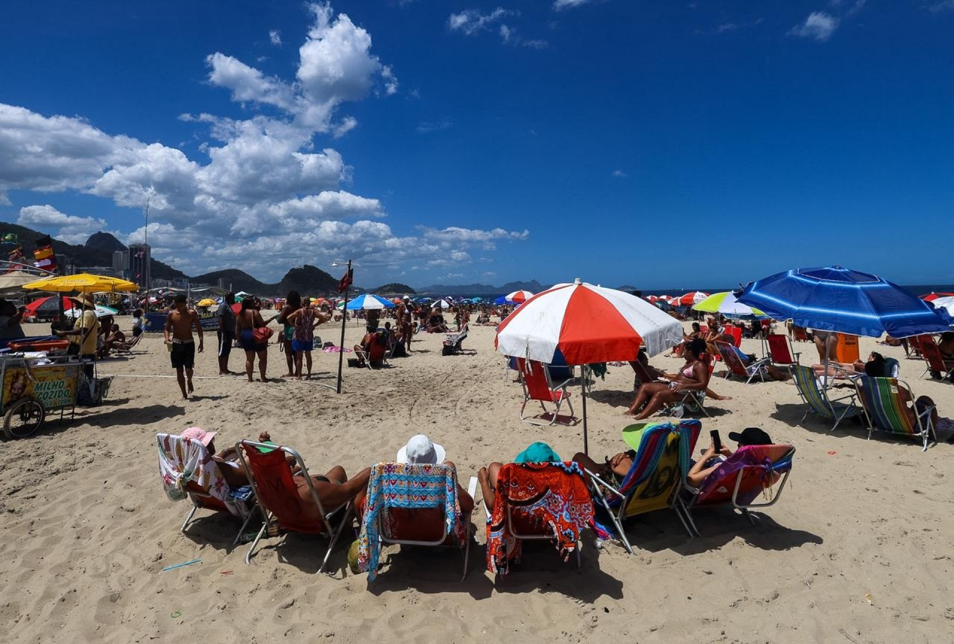 Muitos cariocas e turistas optaram pela praia de Copacabana em vez dos blocos nesta ter&ccedil;a (4) de Carnaval - Renan Areias /&nbsp;Ag&ecirc;ncia&nbsp;O&nbsp;Dia