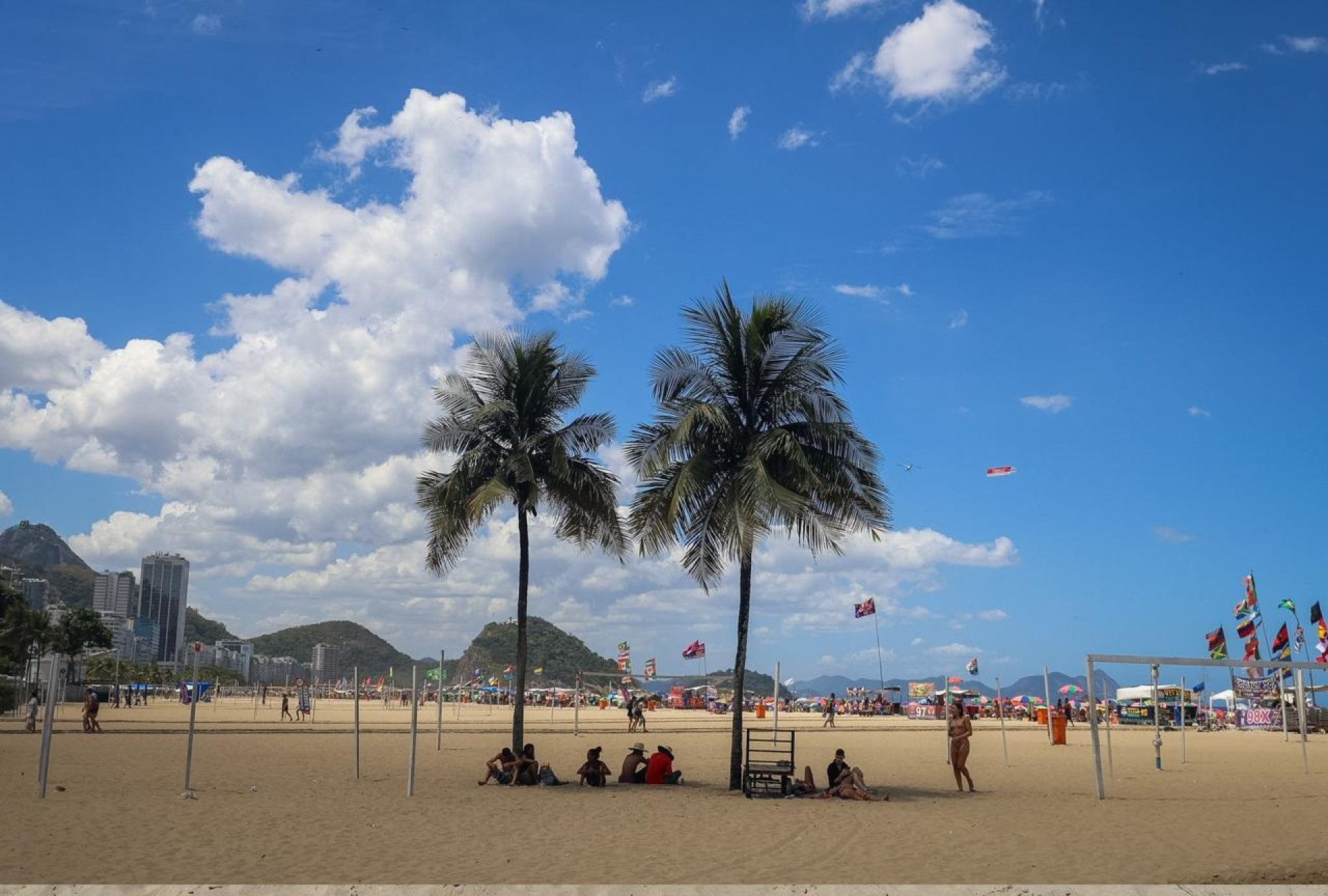 Muitos cariocas e turistas optaram pela praia de Copacabana em vez dos blocos nesta ter&ccedil;a (4) de Carnaval - Renan Areias /&nbsp;Ag&ecirc;ncia&nbsp;O&nbsp;Dia