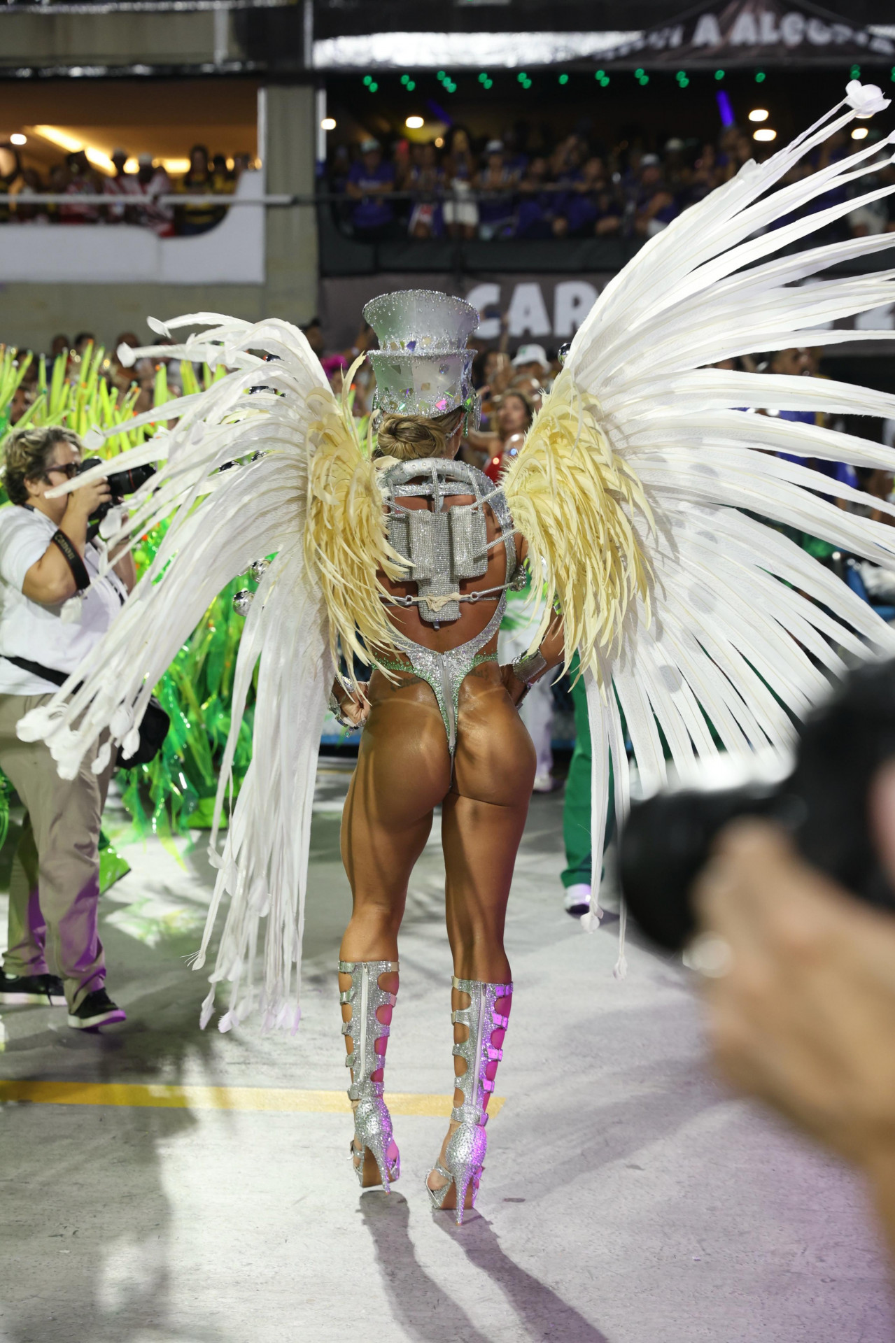 Tati Minerato aposta em visual 'ciborgue' em desfile da Mocidade Independent - Roberto Filho / Brazil News 
