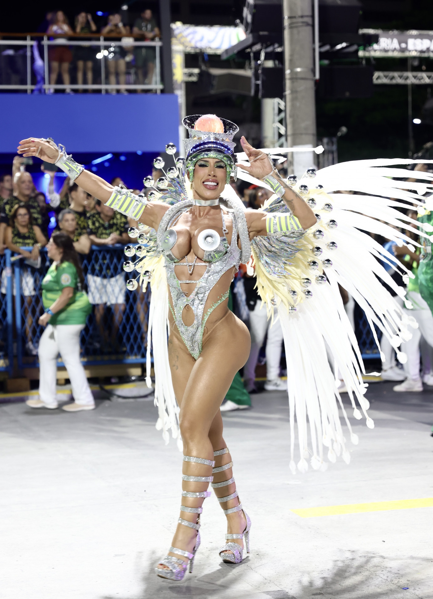 Tati Minerato aposta em visual 'ciborgue' em desfile da Mocidade Independente na Sapucaí - Iwi Onodera/ Brazil News