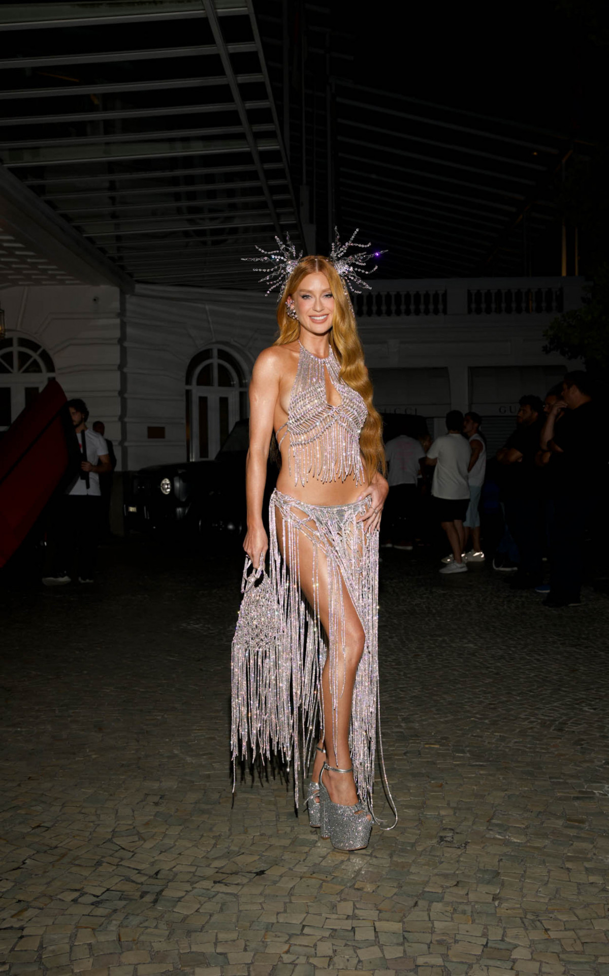 Marina Ruy Barbosa usa look carnavalesco
