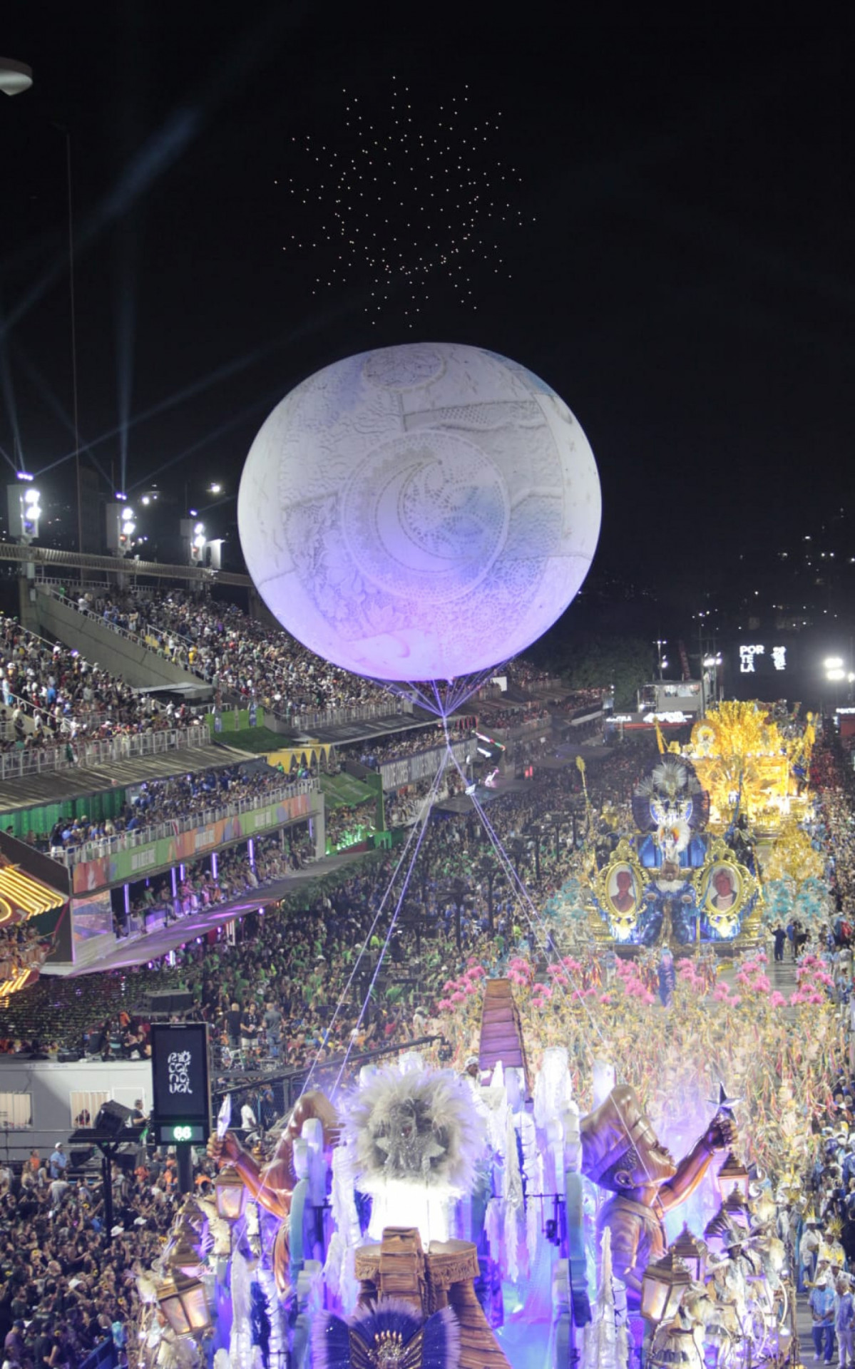 Portela desfilou na Sapucaí com homenagens ao cantor Milton Nascimento