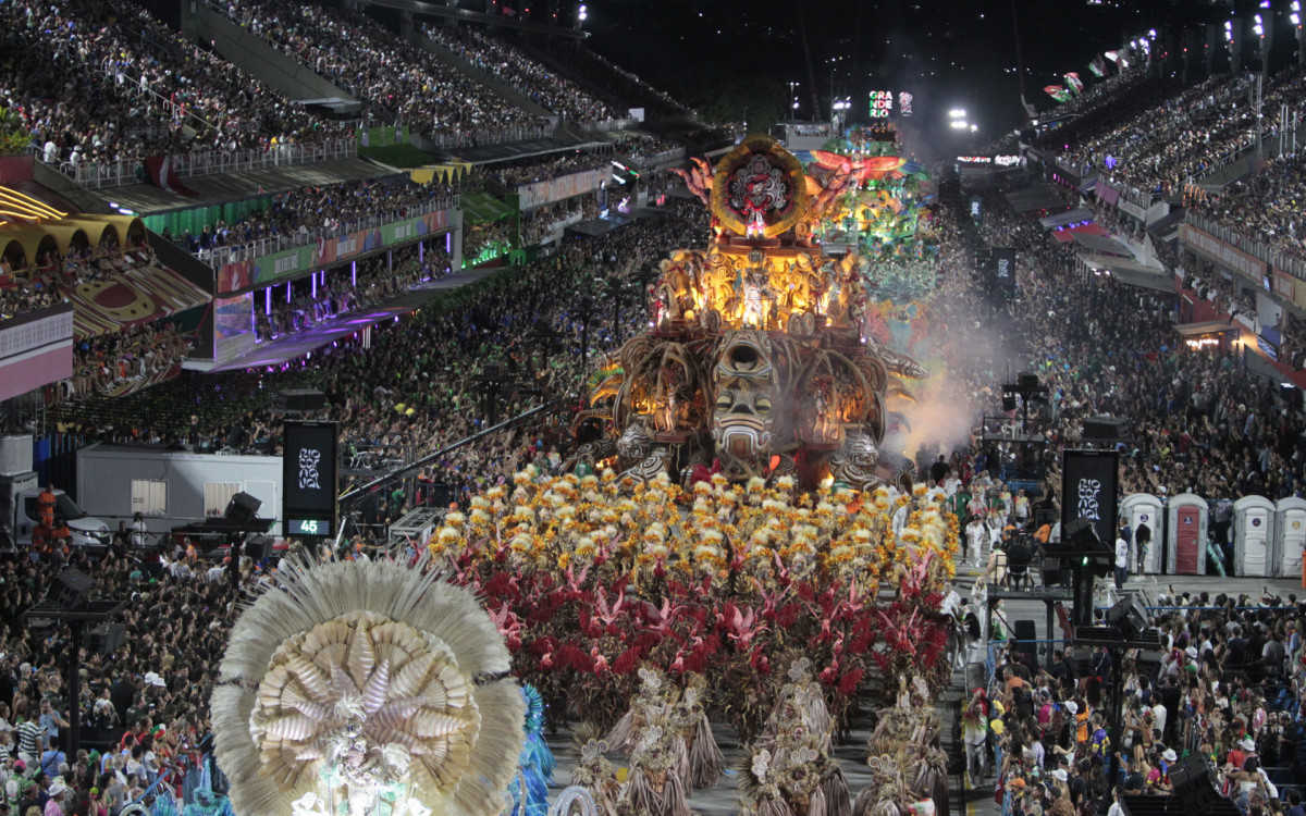 Grande Rio foi a penúltima a passar pela Sapucaí com o enredo 'Pororocas Parawaras - As águas dos meus encantos nas contas dos curimbós' - Reginaldo Pimenta / Agencia O Dia