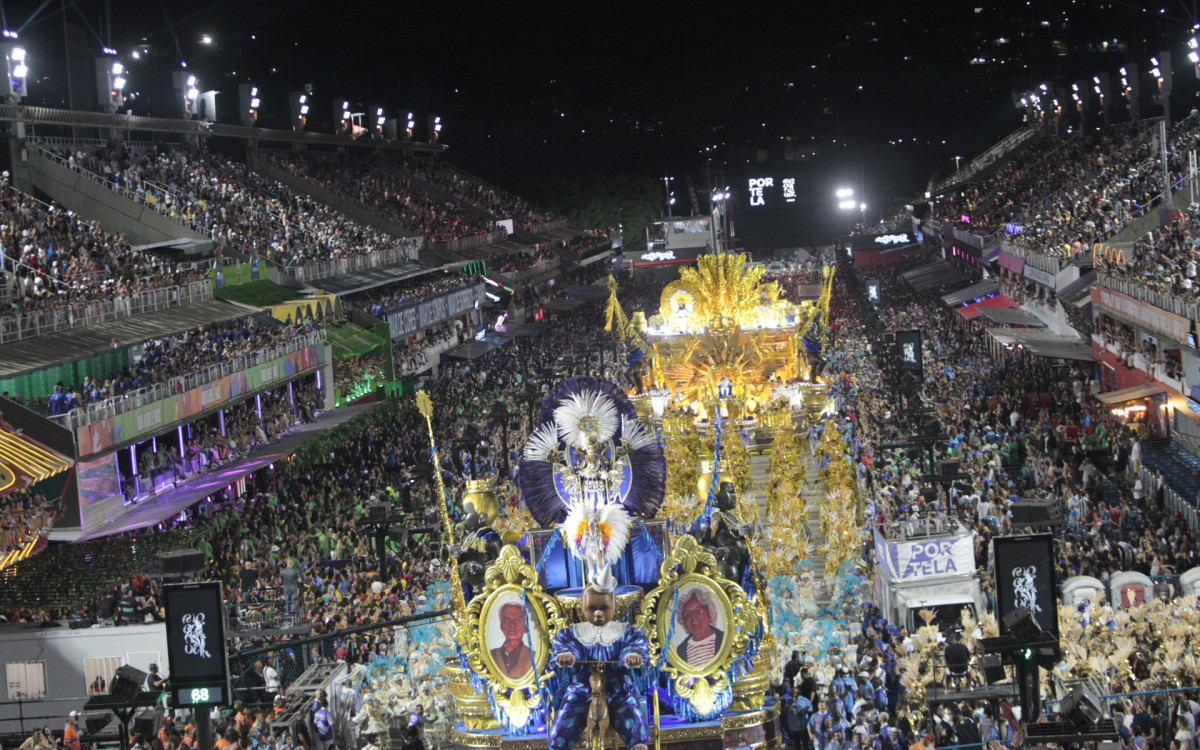 Portela fechou desfiles com o enredo 'Cantar será buscar o caminho que vai dar no sol - Uma homenagem a Milton Nascimento' - Reginaldo Pimenta/Agência O Dia