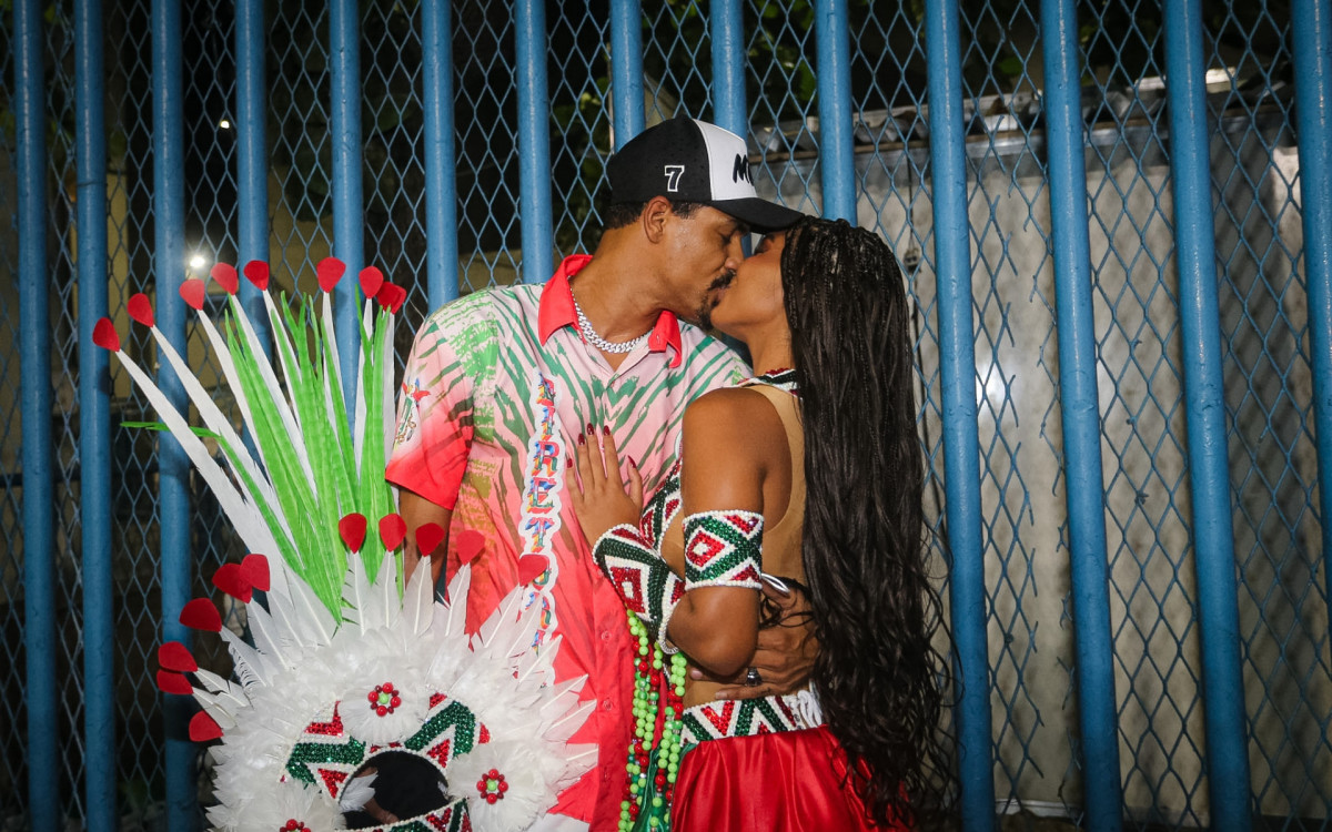 Marcelo Melo Jr. E Mell Muzillo dão beijinho na concentração do desfile da Grande Rio