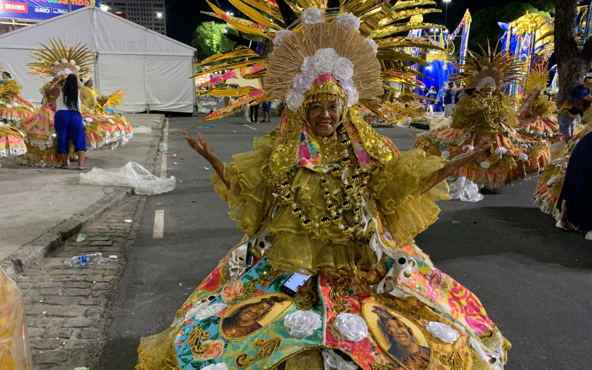 Regina Francisco, baiana da Portela, ficou alegre com sua foto estampada na roupa