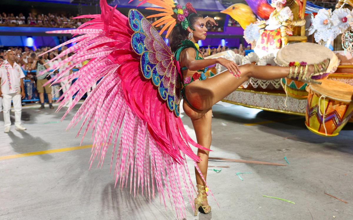 Alane Dias machuca o bumbum em desfile da Grande Rio