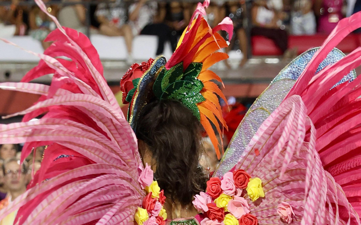 Alane Dias machuca o bumbum em desfile da Grande Rio