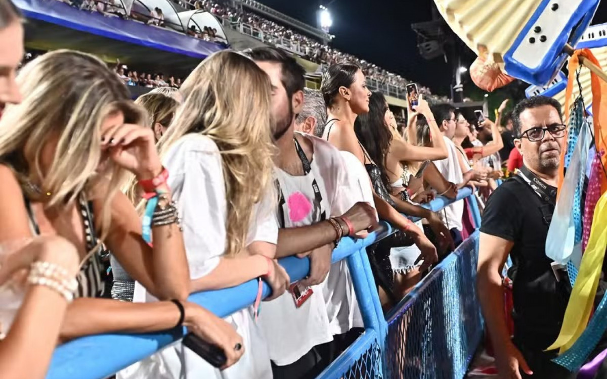 João Silva beija muito em camarote da Sapucaí - Marcelo Sá Barretto e Anna Giulia/AgNews