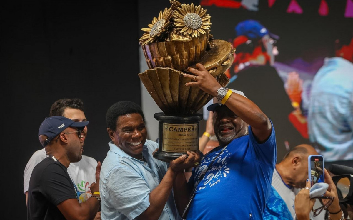 Neguinho ergueu a &uacute;ltima ta&ccedil;a do t&iacute;tulo ao lado de Almir Reis, presidente da Beija-Flor